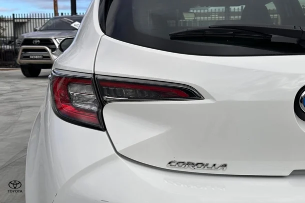 2022 Toyota Corolla Hatch Hybrid Ascent Sport image 6