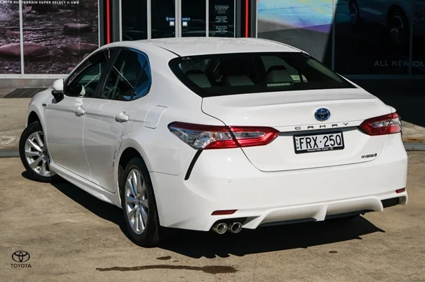 2019 Toyota Camry Hybrid Ascent Sport image 2