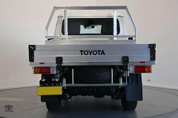 2025 Toyota LC Military GXL image 5