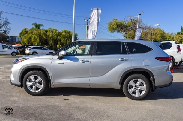 2023 Toyota Kluger Hybrid GX image 3