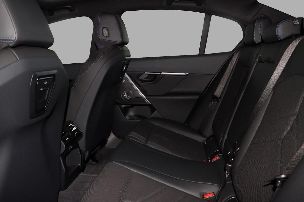 2025 BMW 5 Series 520i M Sport G60 Auto image 9