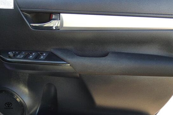 2018 Toyota Hilux SR5 image 20