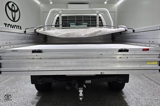 2021 Toyota Hilux SR image 4