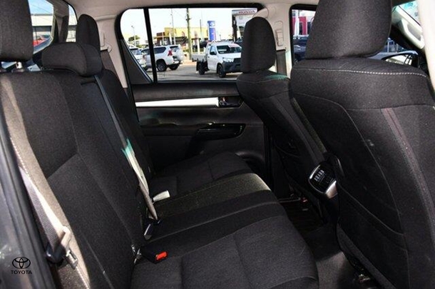 2020 Toyota Hilux SR5 image 8
