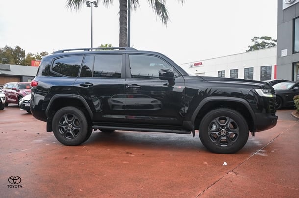 2023 TOYOTA Landcruiser GR-S image 3