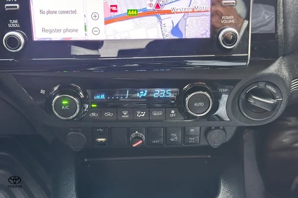 2020 Toyota HiLux 4x4 SR5 image 19