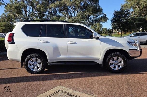 2017 Toyota Prado GXL image 2