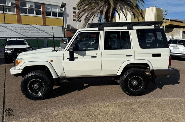 2017 Toyota LC Military GXL image 5