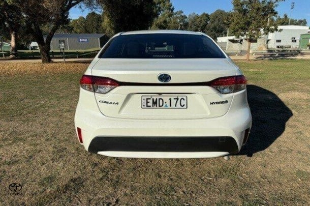 2021 Toyota Corolla Sedan Hybrid Ascent Sport image 6