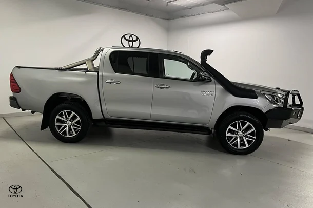 2017 Toyota Hilux SR5 image 4