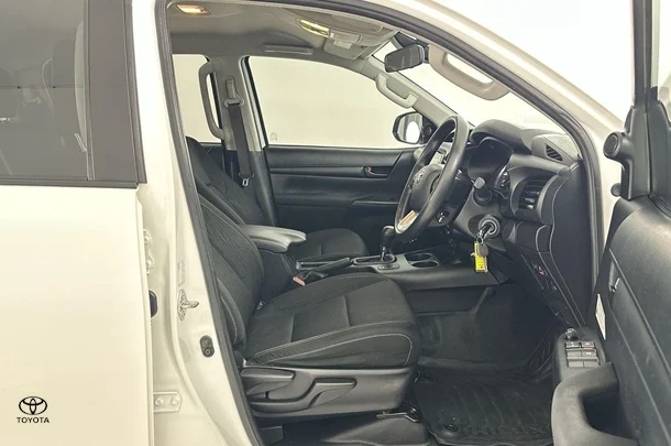 2022 Toyota Hilux SR image 11