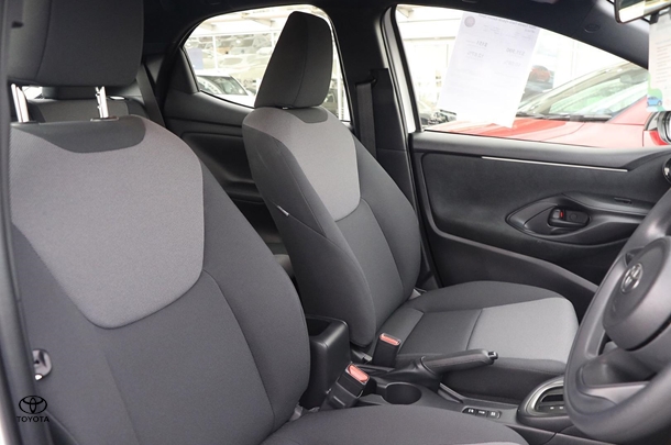 2024 Toyota Yaris HB Hybrid Ascent Sport image 17