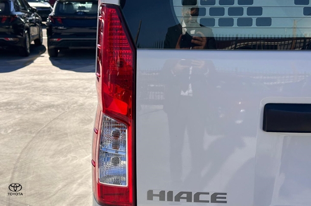 2021 Toyota HiAce LWB image 9