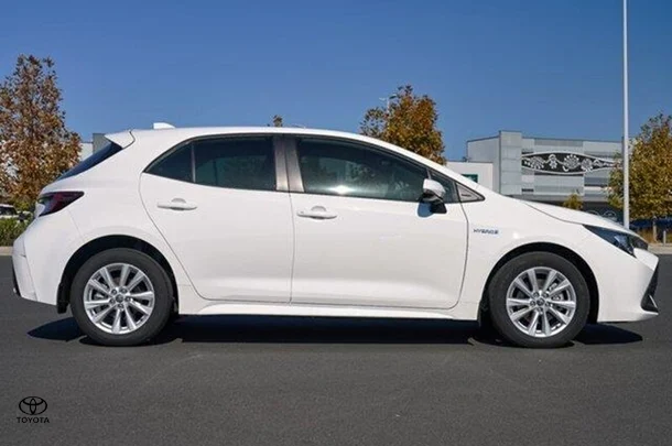 2024 Toyota Corolla Hatch Hybrid Ascent Sport image 3