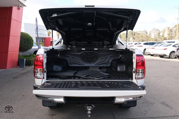 2020 Toyota Hilux SR5 image 11