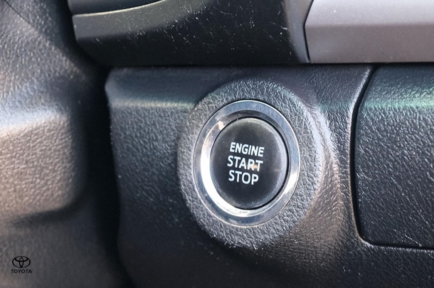 2020 Toyota Hilux SR5 image 15