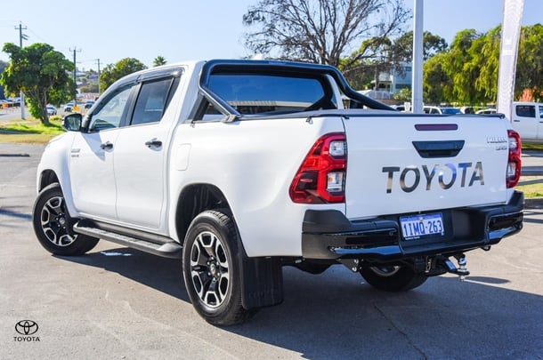 2024 Toyota HILUX SR5 image 2
