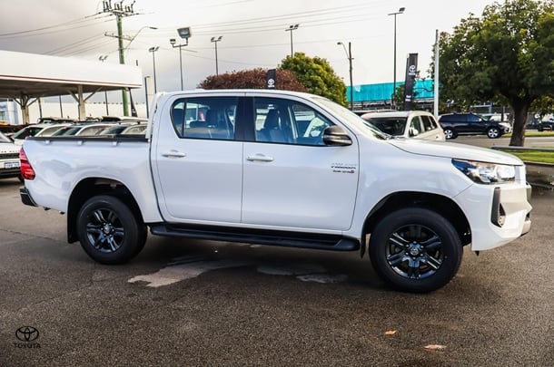 2024 Toyota HILUX SR image 3