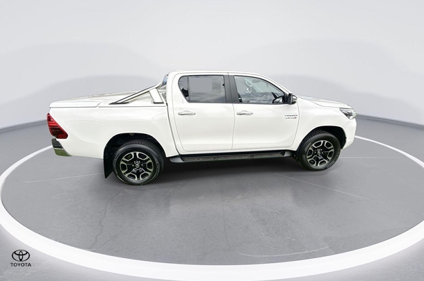 2023 Toyota Hilux SR5 image 9