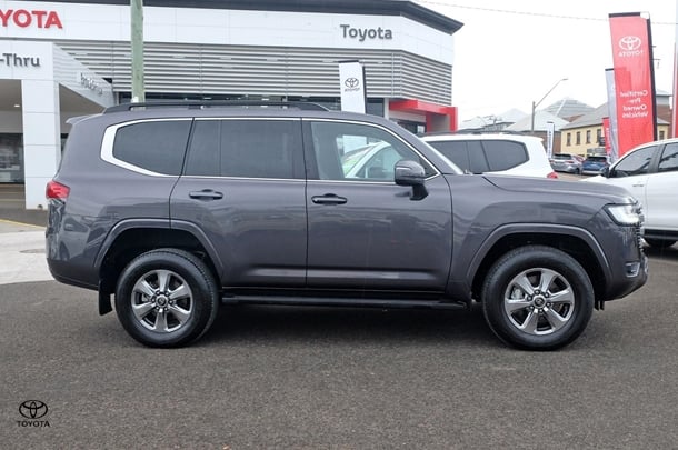 2023 Toyota LANDCRUISER VX image 3