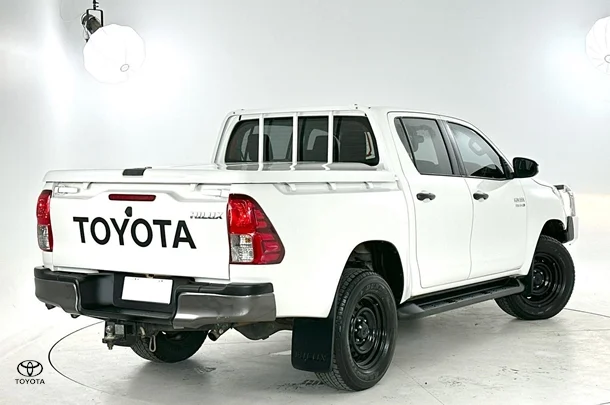 2019 Toyota Hilux SR image 8