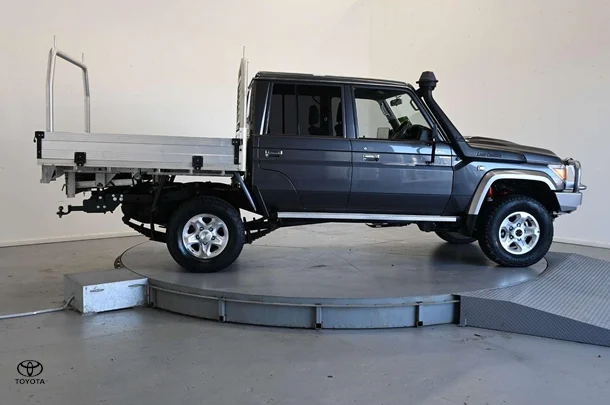 2021 Toyota LC Military GXL image 4