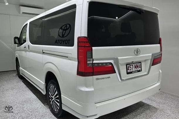 2022 Toyota Granvia Standard image 4