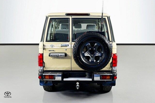 2023 Toyota LANDCRUISER MILITARY GXL image 7