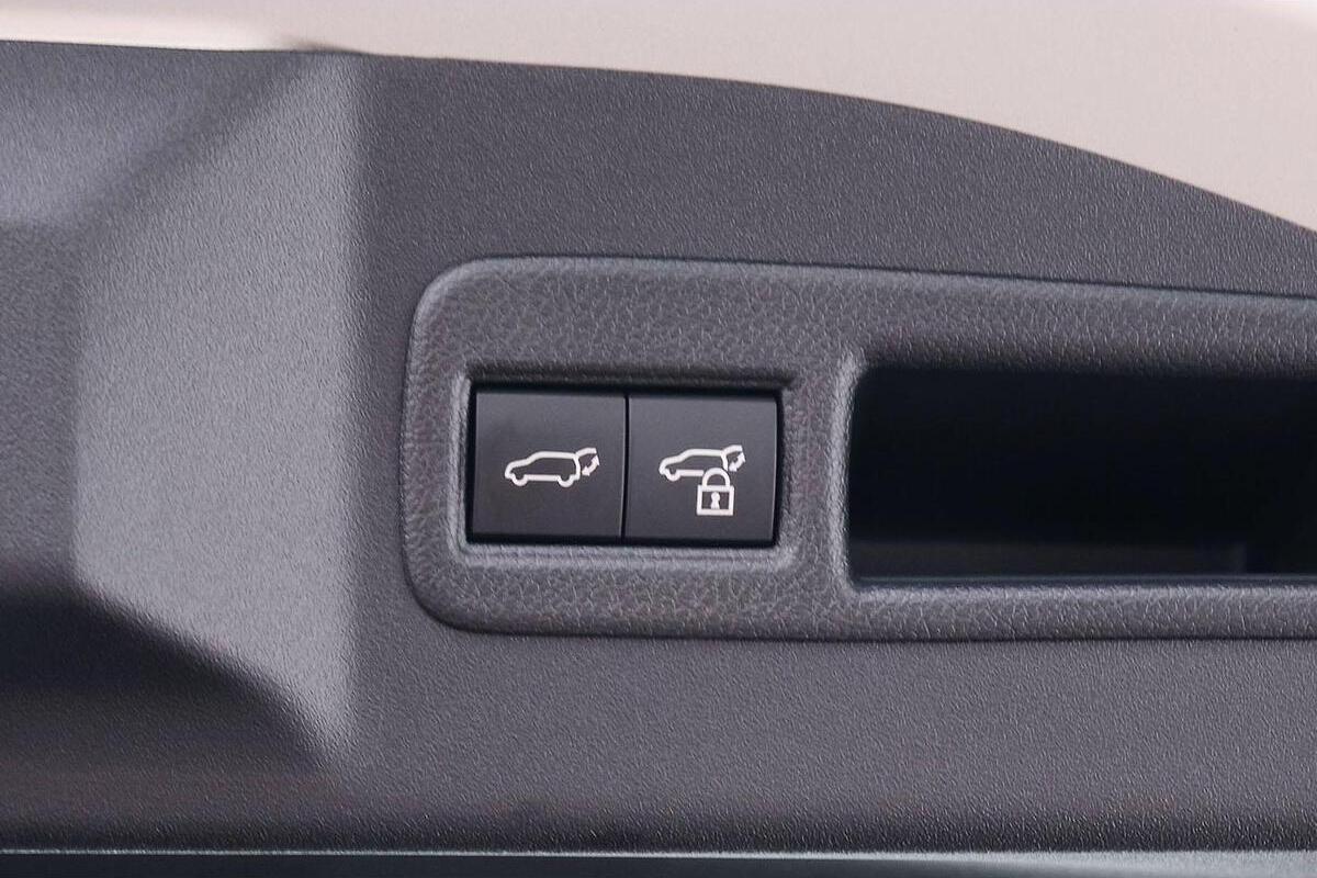 2024 Toyota bZ4X Auto AWD image 12