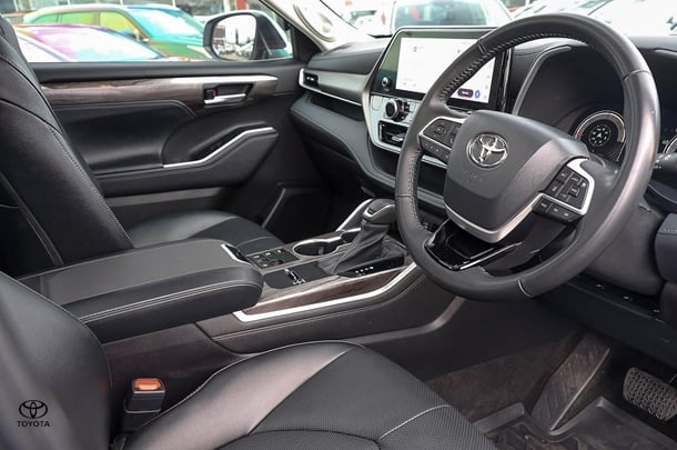 2023 Toyota Kluger Hybrid AWD GRANDE image 2