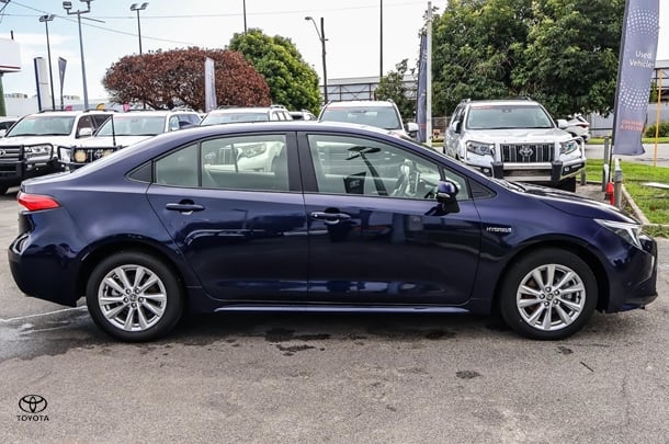 2023 Toyota Corolla Sedan Hybrid Ascent Sport image 3