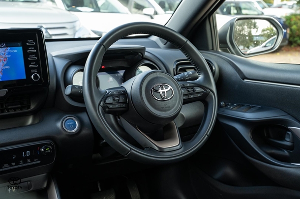 2021 TOYOTA Yaris Hybrid SX image 10
