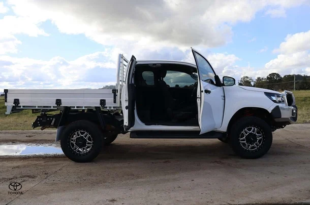 2020 Toyota Hilux 4x4 SR image 4