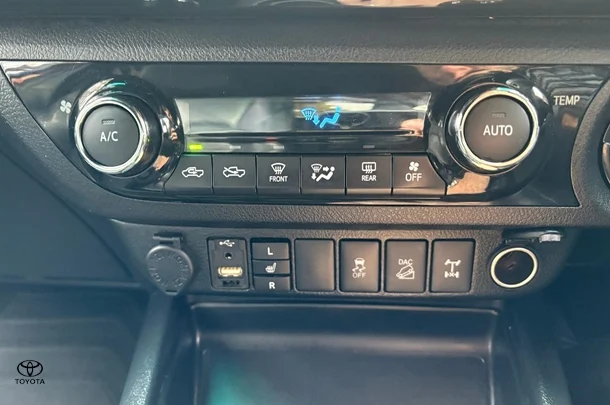 2018 Toyota HILUX Rugged X image 32