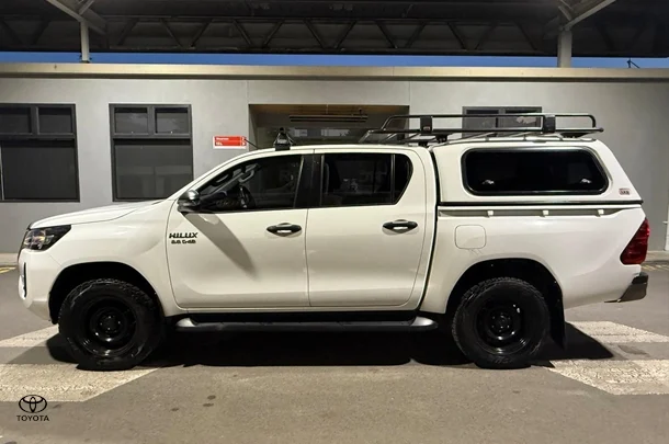 2020 Toyota Hilux SR image 4