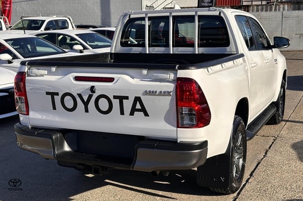 2022 Toyota HiLux 4x4 SR image 5