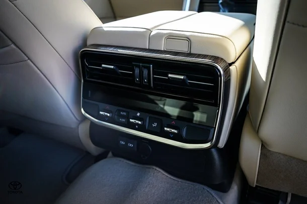 2025 Toyota Landcruiser VX image 13
