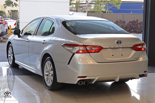 2018 Toyota Camry Hybrid Ascent Sport image 2