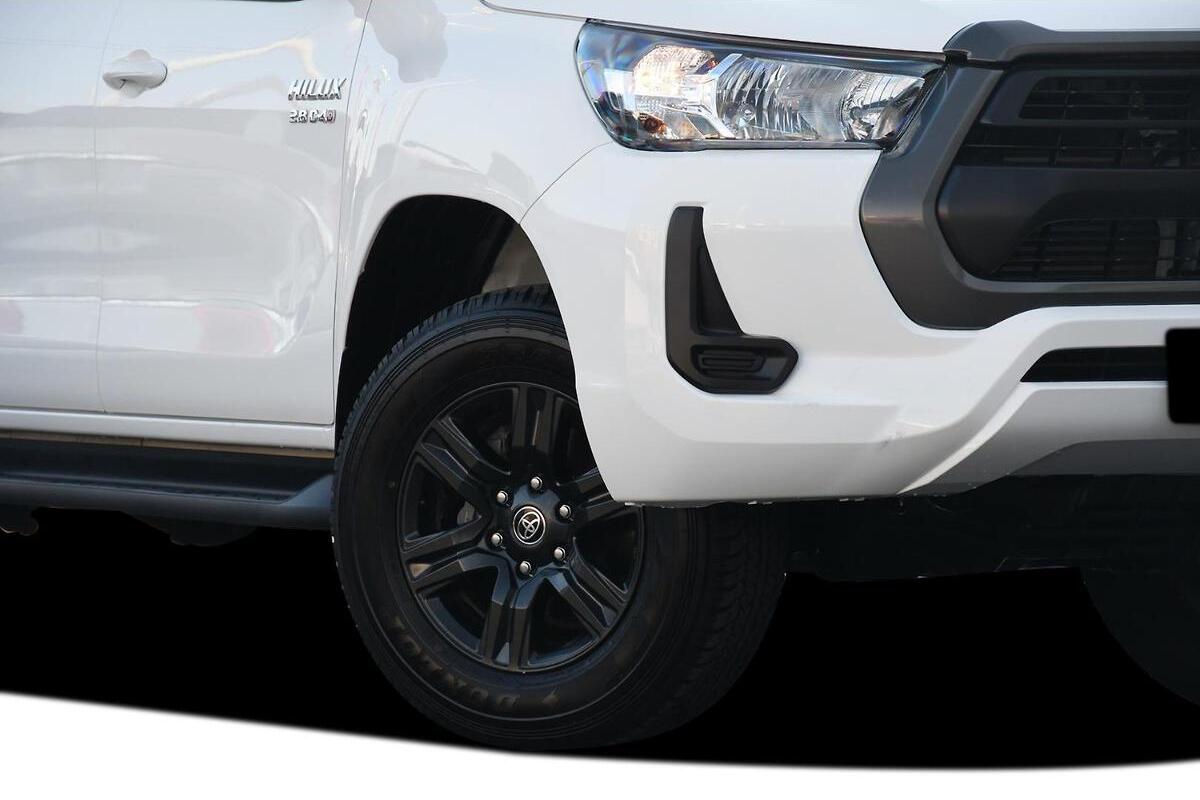 2025 Toyota Hilux SR Manual 4x4 Double Cab image 14