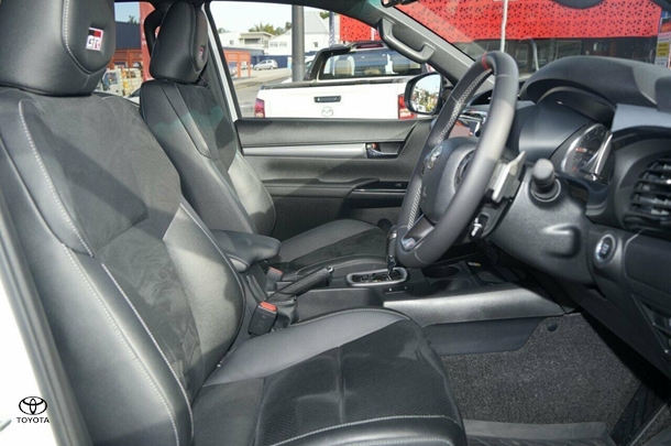 2024 Toyota Hilux 4x4 GR-S image 8