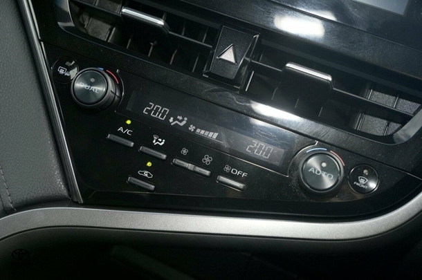 2023 Toyota Camry Hybrid SL image 17