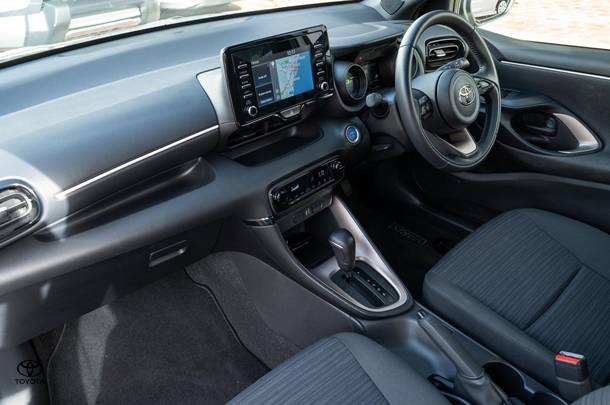 2021 TOYOTA Yaris Hybrid SX image 8