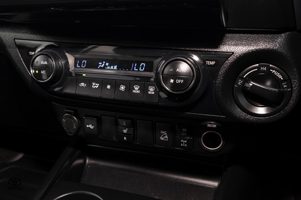 2023 Toyota Hilux 4x4 SR5 image 16