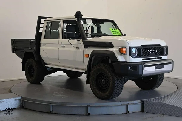 2025 Toyota LC Military GXL image 3