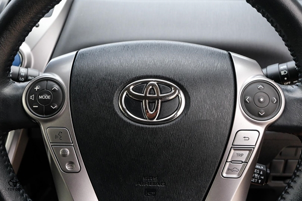 2020 Toyota Prius v L1 image 10