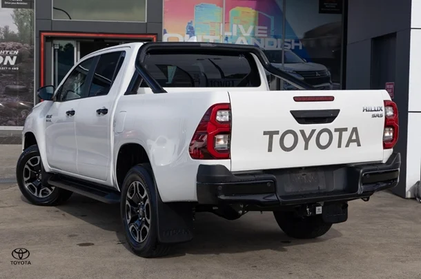 2024 Toyota Hilux 4x4 SR5 image 2