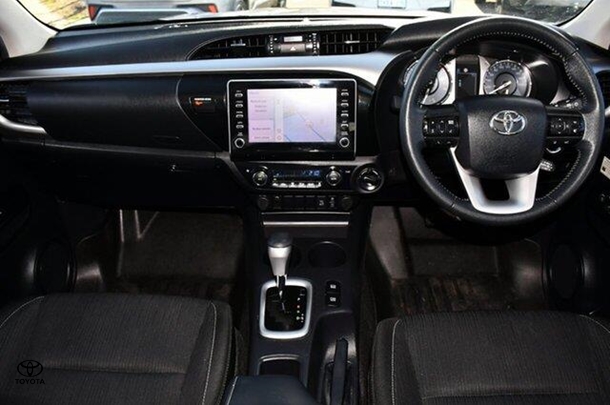 2020 Toyota Hilux SR5 image 6