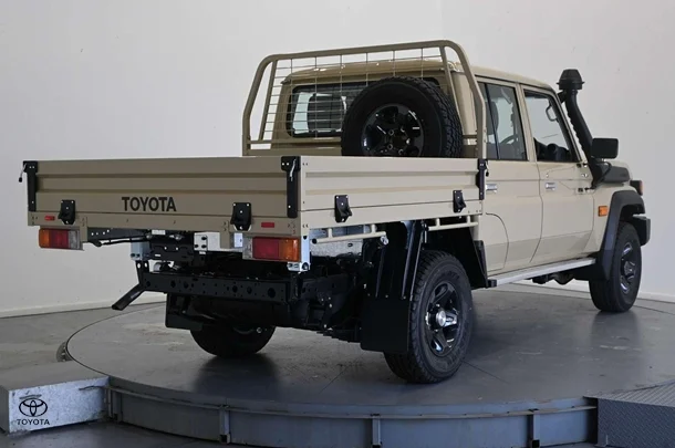 2025 Toyota LC Military GXL image 5