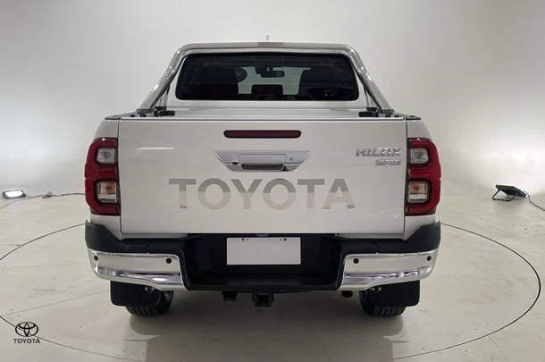 2023 Toyota Hilux SR5 image 7
