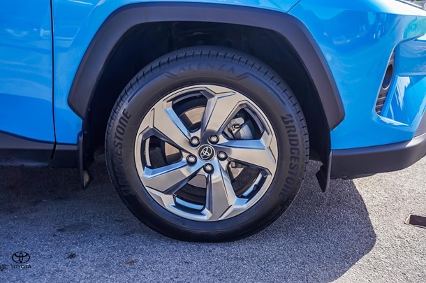 2019 Toyota RAV4 GXL image 13